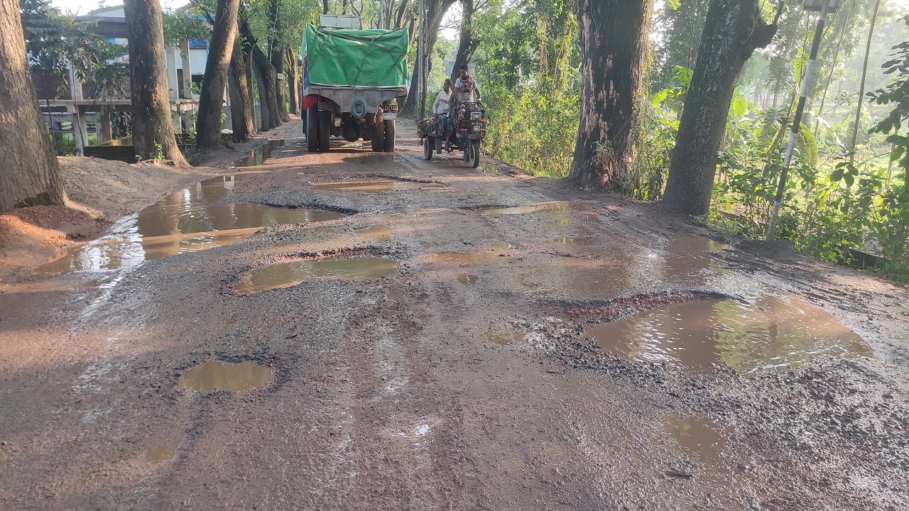 চৌগাছা পৌরসভার সড়কগুলোর বেহাল দশা, জনদুর্ভোগ চরমে