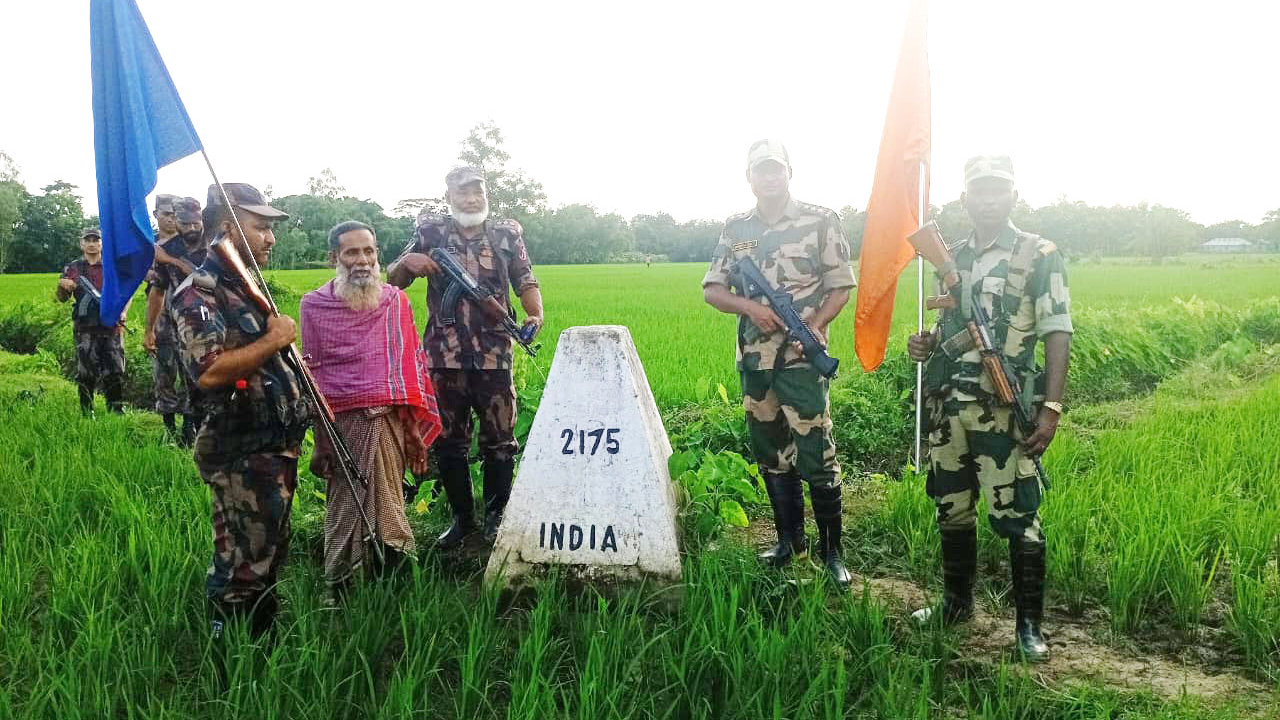 বিজিবি ও বিএসএফের মধ্যে পতাকা বৈঠকের পর ফেরত দেয়া হয় নুরুল ইসলামকে
