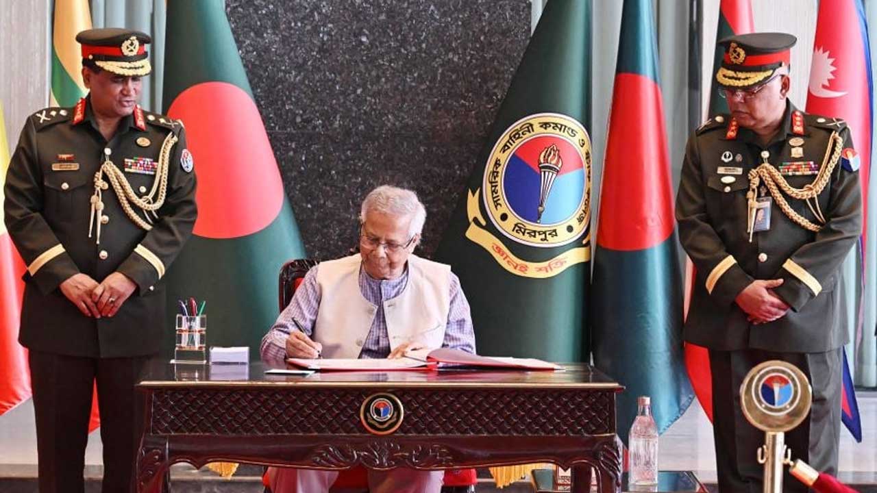 বুধবার মিরপুর সেনানিবাসে ডিএসসিএসসি কমপ্লেক্সে সামরিক বাহিনী কমান্ড ও স্টাফ কলেজ পরিদর্শন বইয়ে স্বাক্ষর করেন প্রধান উপদেষ্টা অধ্যাপক মুহাম্মদ ইউনূস