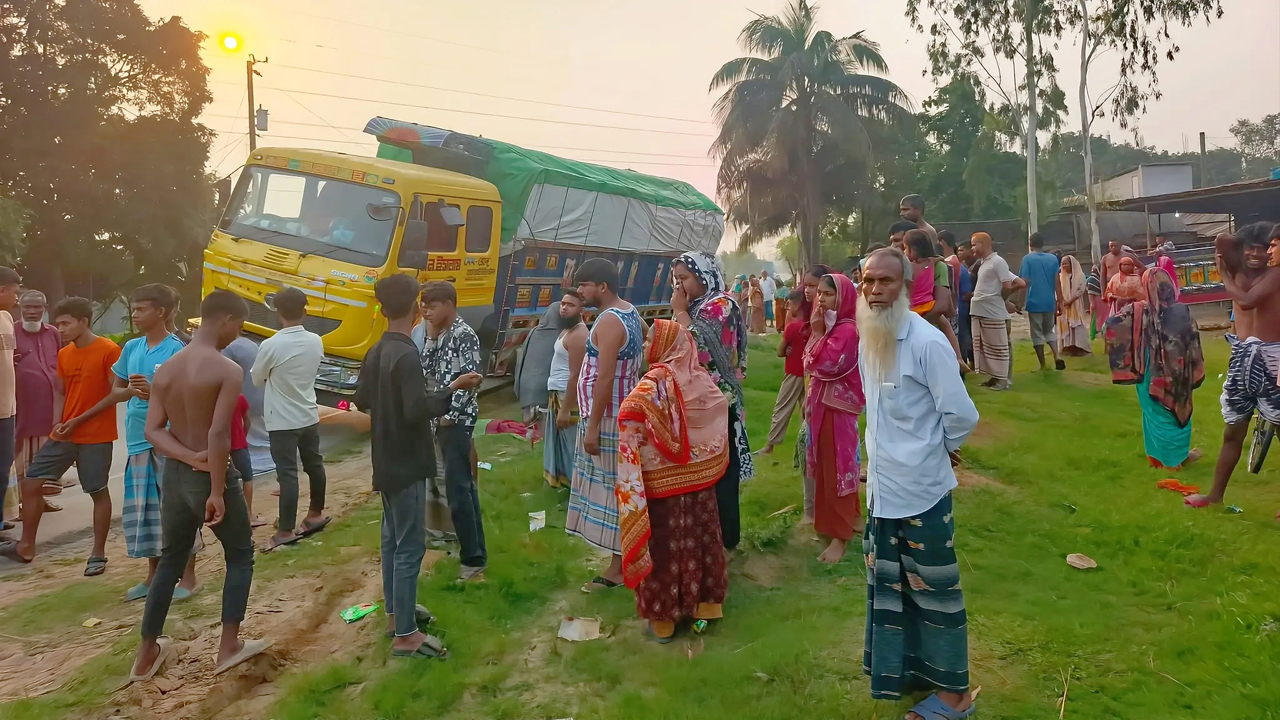 নবাবগঞ্জে ট্রাকচাপায় শিশুর মর্মান্তিক মৃত্যু
