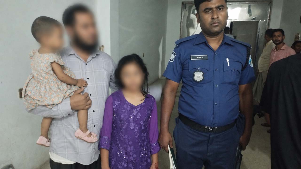 উদ্ধার হওয়া দুই শিশুকন্যা
