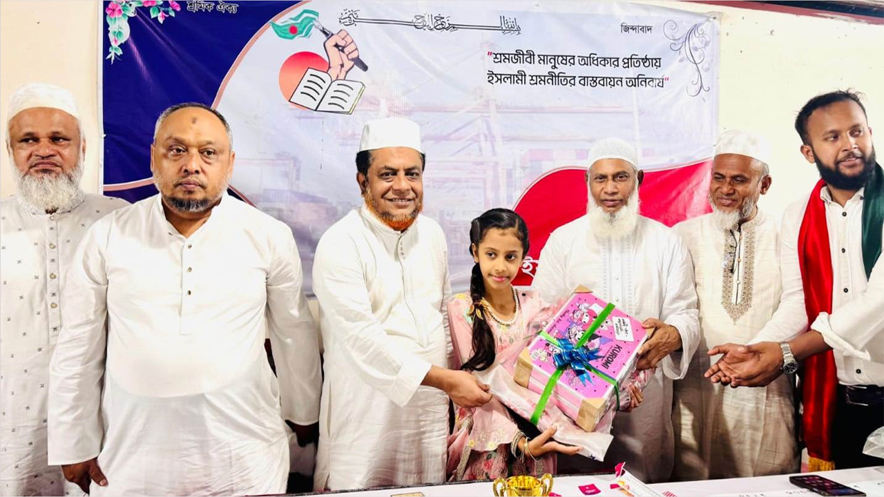 প্রতিযোগিতায় বিজয়ীদের মাঝে পুরষ্কার বিতরণ করেন প্রধান অতিথি মুহাম্মদ নজরুল ইসলাম