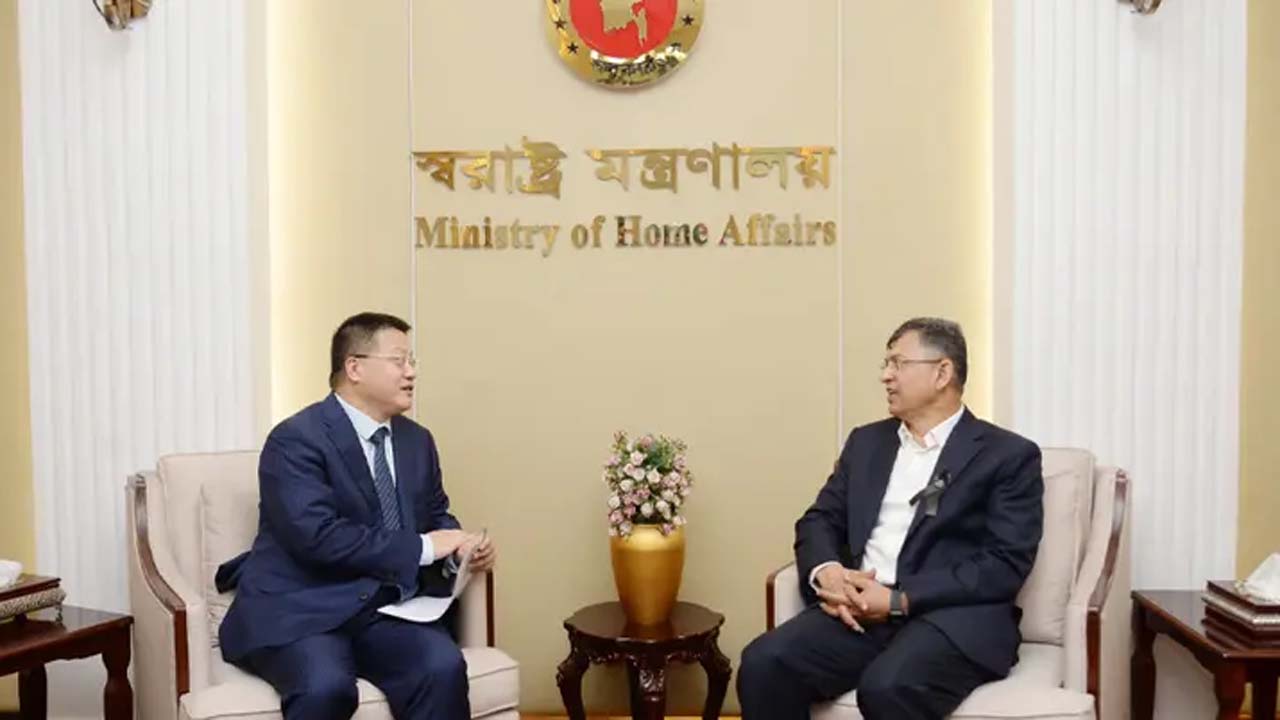 চীনের রাষ্ট্রদূত ইয়াও ওয়েন সাথে স্বরাষ্ট্রমন্ত্রী সালাহউদ্দিন আহমদ