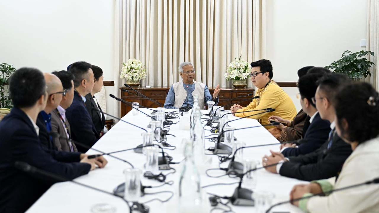 প্রধান উপদেষ্টা অধ্যাপক ড. মুহাম্মদ ইউনূসের সাথে চীন-বাংলাদেশ অংশীদারিত্ব ফোরামের একটি প্রতিনিধিদল রাষ্ট্রীয় অতিথি ভবন যমুনায় বৈঠক করেন