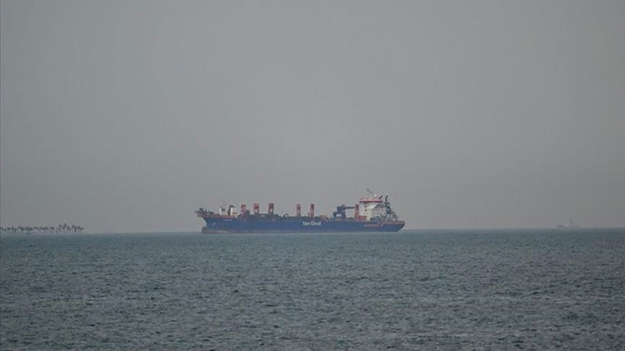 হরমুজ প্রণালী অতিক্রম করেছে চীনা জাহাজ