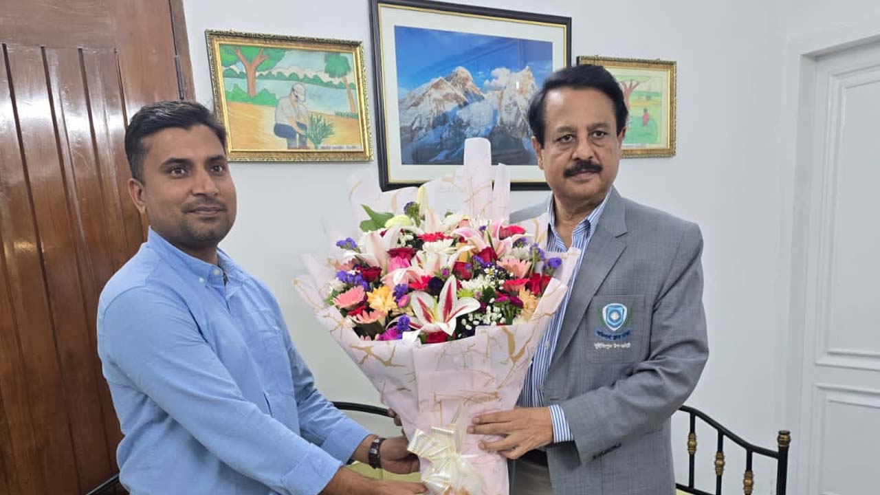 ফুলের তোড়া ও পত্র গ্রহণ করেন খালেদা জিয়ার একান্ত সচিব এ বি এম আব্দুস সাত্তার