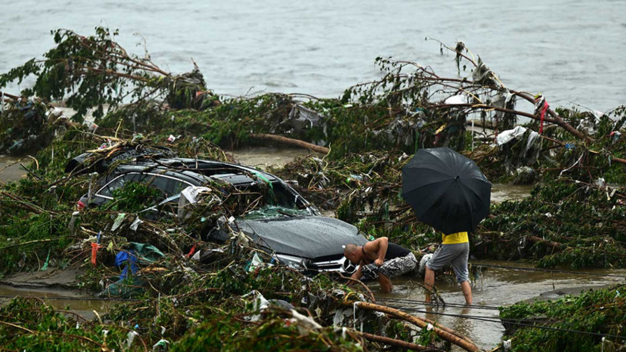 রাস্তায় পানি উঠে একটি প্রাইভেটকার ক্ষতিগ্রস্ত হয়েছে