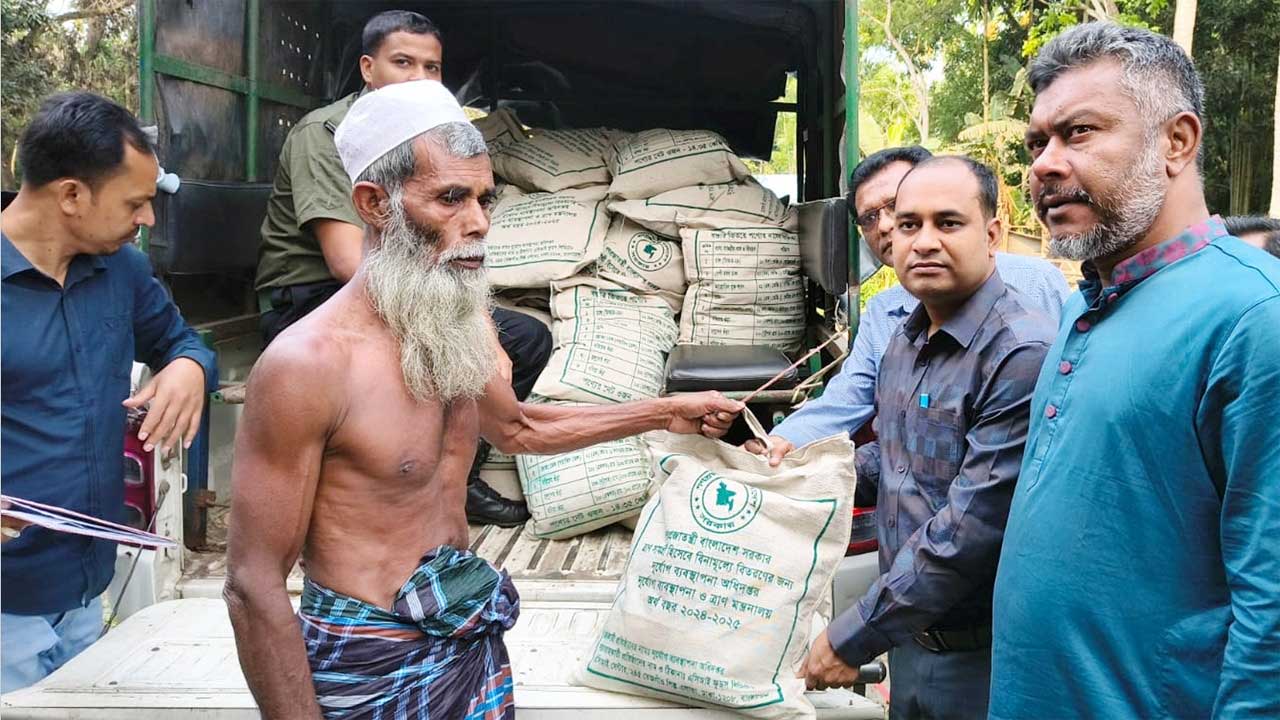 চিতলমারীতে দুই গোষ্ঠীর সংঘর্ষে ক্ষতিগ্রস্ত ৪০ পরিবারকে উপজেলা প্রশাসনের পক্ষ থেকে খাদ্য সহায়তা দেয়া হয়