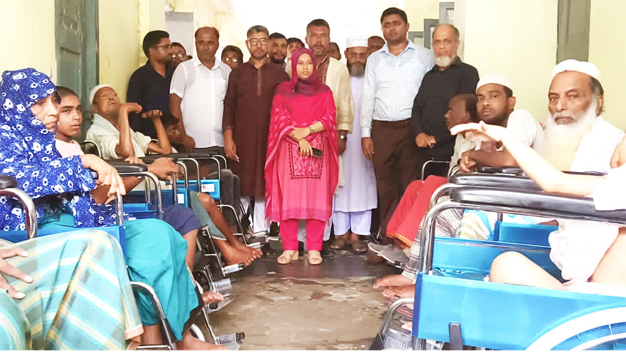হুইল চেয়ার বিতরণ শেষে প্রতিবন্ধীদের সাথে ইউএনও খাদিজা আক্তার