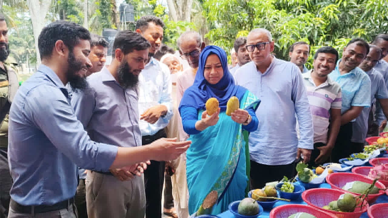 উদ্বোধন শেষে মেলার বিভিন্ন স্টল পরিদর্শন করেন ইউএনও খাদিজা আক্তার