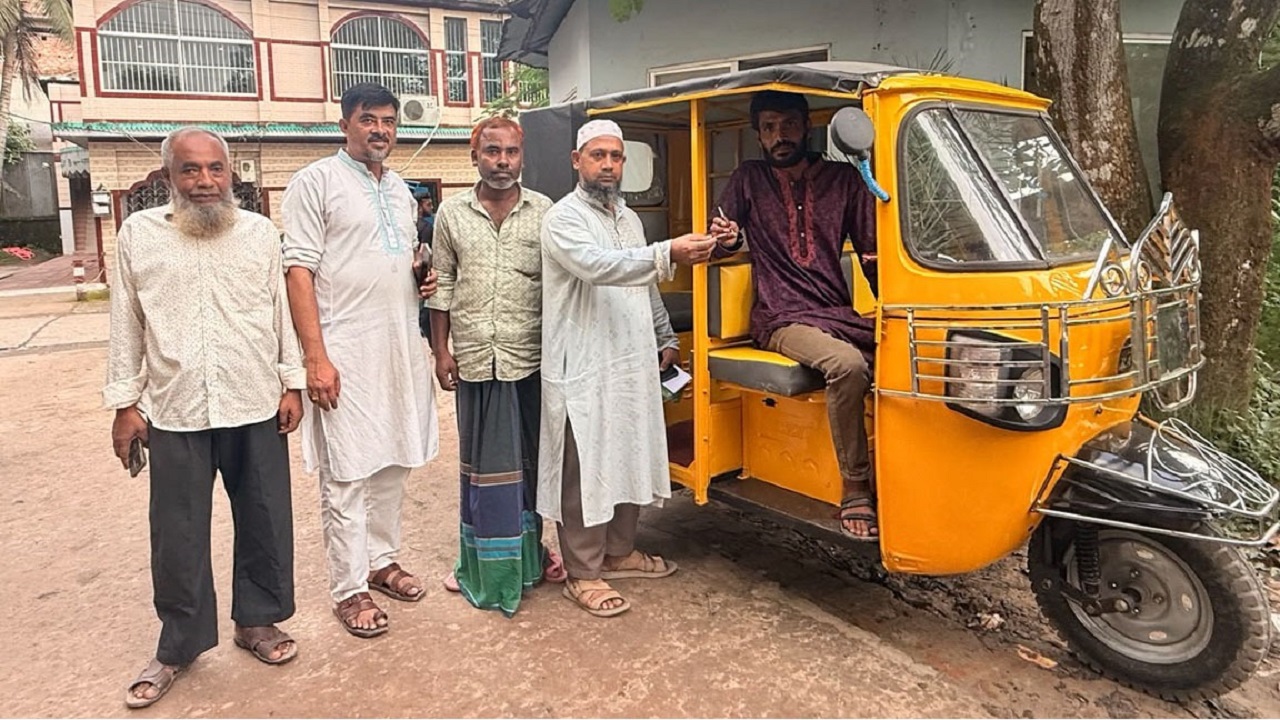 চৌদ্দগ্রামে সম্পত্তি শেষ করে নিঃস্ব, স্বচ্ছলতা ফেরাতে ভাইকে অটোরিকশা দিলেন বোনেরা