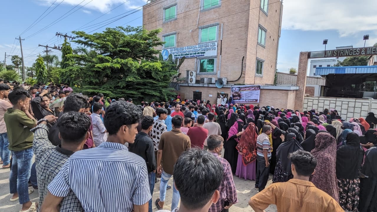চৌদ্দগ্রামে ৭ দফা দাবিতে জেএমআই সিরিঞ্জ ফ্যাক্টরির শ্রমিকদের বিক্ষোভ