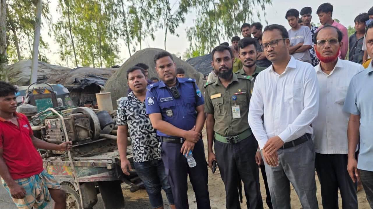 অবৈধভাবে বালু উত্তোলনের বিরুদ্ধে ভ্রাম্যমাণ আদালতের অভিযান পরিচালিত হয়েছে
