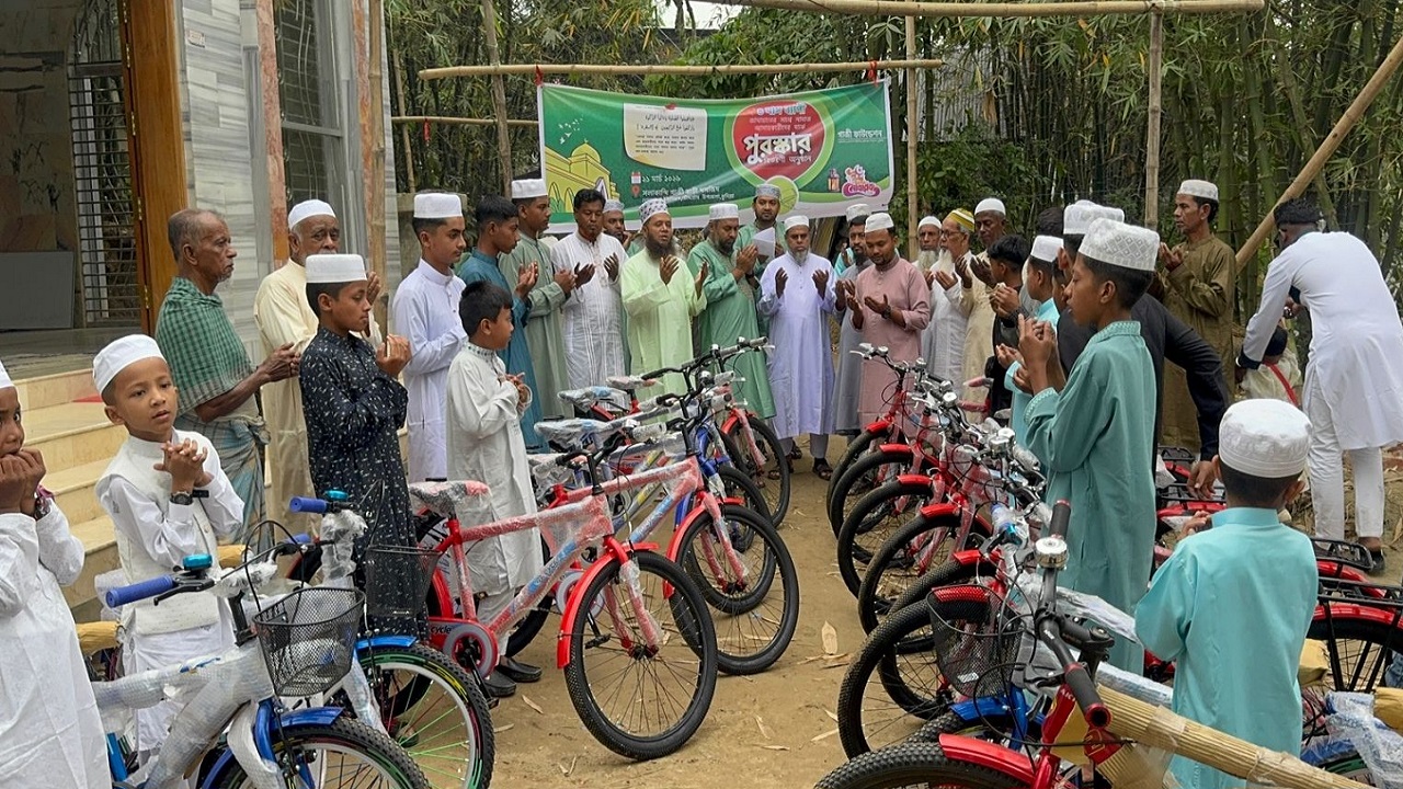 চৌদ্দগ্রামে ঈদের দিনে বাইসাইকেল পেলো কিশোর-তরুণরা