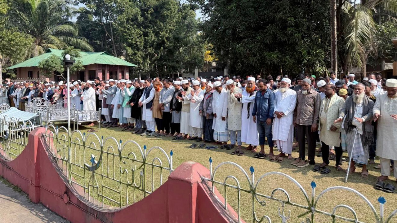 গ্রামে তাদের জানাজা