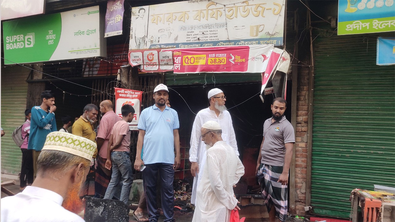 চৌগাছায় আগুনে আইসিটি অফিসসহ ২ দোকান পুড়ে অর্ধকোটি টাকার ক্ষতি