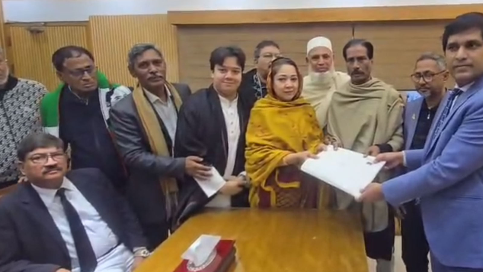 ফরিদপুর-৩ আসনে মনোনয়নপত্র জমা দিলেন ধানের শীষের প্রার্থী চৌধুরী নায়াব ইউসুফ