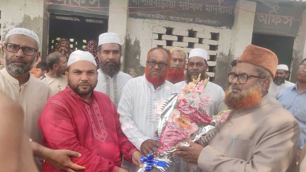 ঝিনাইদহ-৩ আসনের সংসদ সদস্য অধ্যপক মতিয়ার রহমানকে মান্দারবাড়ীয়া দাখিল মাদরাসায় ফুলেল শুভেচ্ছা জানানো হয়