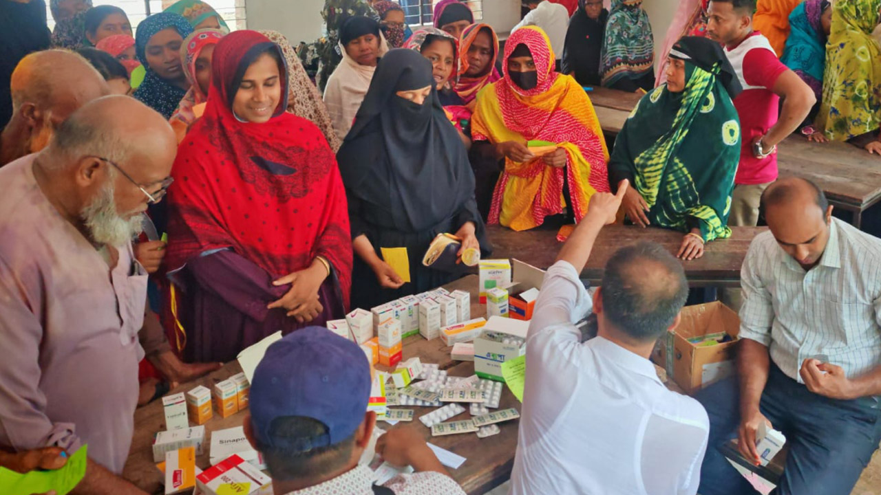 চৌগাছায় ফ্রি মেডিক্যাল ক্যাম্পে চিকিৎসাসেবা নিচ্ছেন রোগীরা