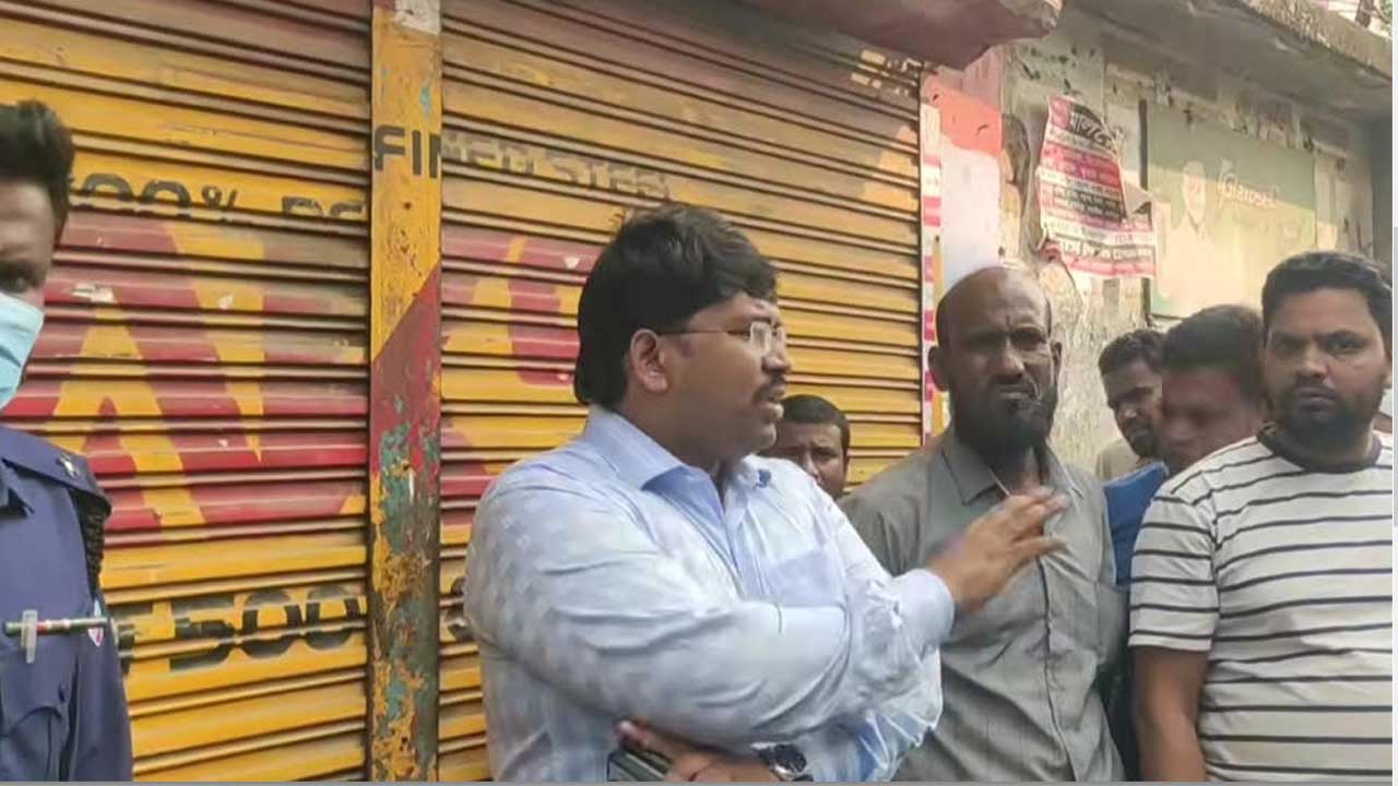 চৌগাছা  উপজেলার সলুয়া বাজারের ব্যবসায়ী নিজাম উদ্দিনের গুদাম থেকে বিপুল পরিমান জ্বালানি তেল জব্দ করে ভ্রাম্যমান আদালত