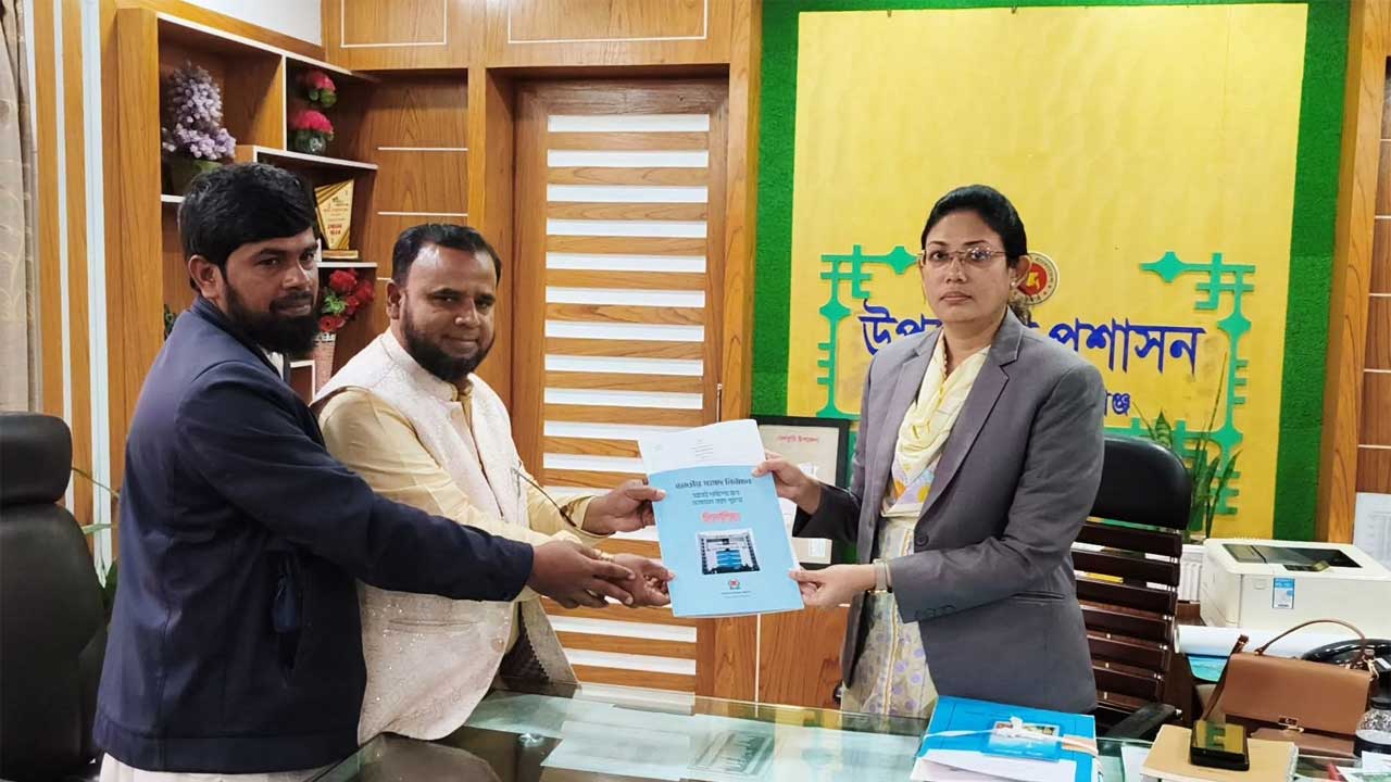 বেলকুচি উপজেলা নির্বাহী কর্মকর্তার কাছ থেকে প্রার্থীর পক্ষে মনোনয়নপত্র সংগ্রহ করেন উপজেলা জামায়াতের সহকারি সেক্রেটারি  মাওলানা মাহবুব রশিদ শামীম