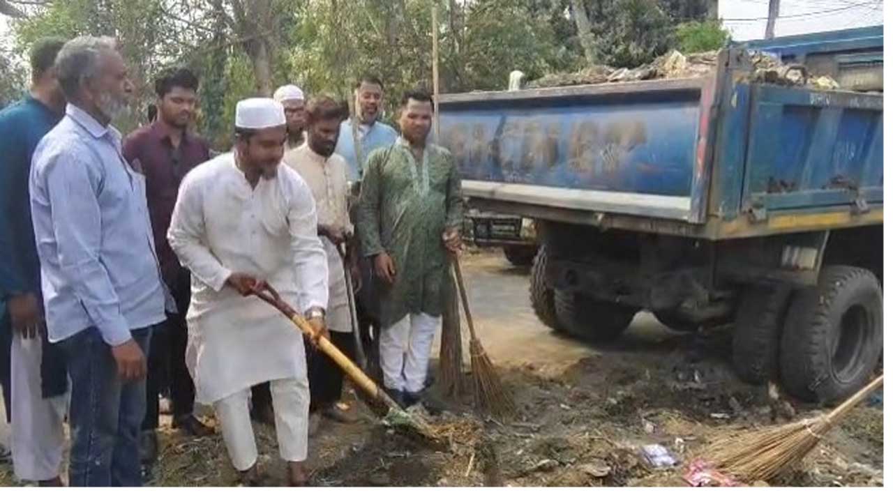 চুয়াডাঙ্গা পৌর এলাকার কলোনী পাড়ায় নিজ হাতে রাস্তা পরিষ্কার করেন নবনির্বাচিত এমপি মাসুদ পারভেজ রাসেল
