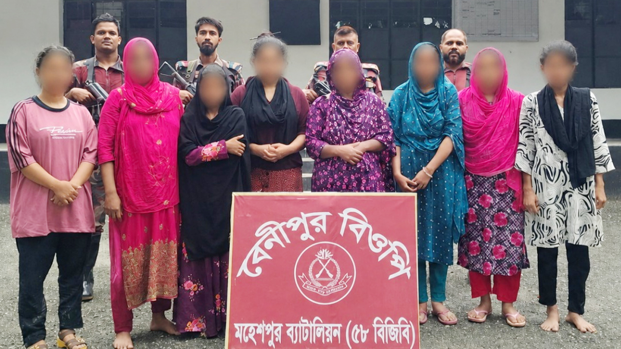 অবৈধভাবে ভারতে প্রবেশকালে আটক আট বাংলাদেশী নারী