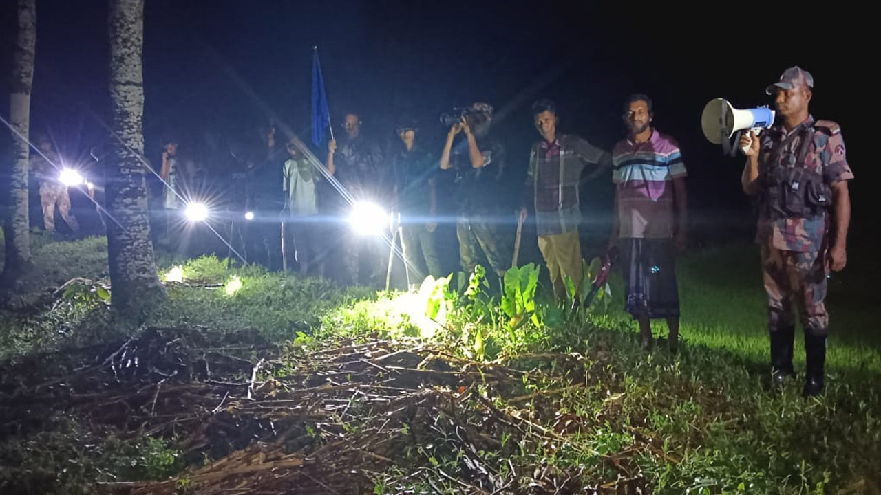 চুয়াডাঙ্গায় অনুপ্রবেশ ঠেকাতে রাতেও বাসিন্দাদের নিয়ে সতর্ক বিজিবি