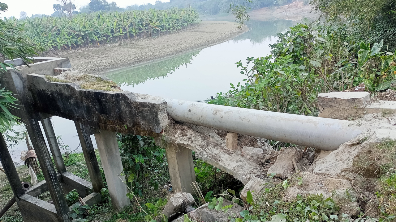 সেচনালা ধসে বন্ধ সেচ।