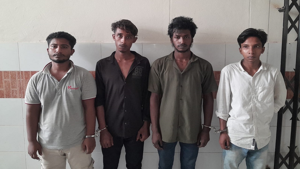 দর্শনায় মাদকসেবনের অপরাধে ৪ যুবক গ্রেফতার