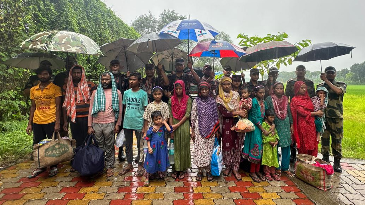 বিজিবির কাছে হস্তান্তর করা বাংলাদেশীরা