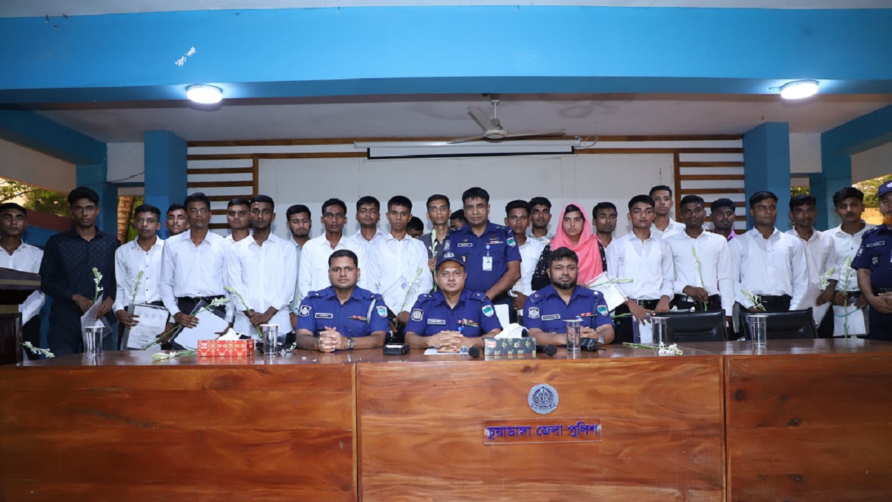 চুয়াডাঙ্গায় ১২০ টাকায় পুলিশের চাকরি পেলেন ২১ তরুণ-তরুণী