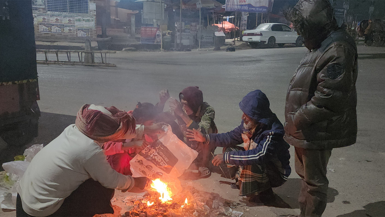 শীতে জমে যাচ্ছে চুয়াডাঙ্গা।