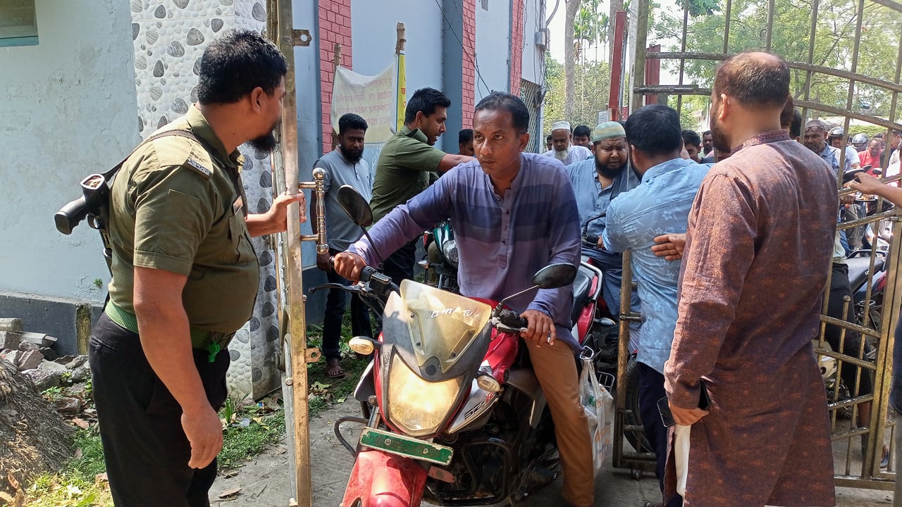 জব্দকৃত তেল মোটরসাইকেল চালকদের কাছে ন্যায্যমূল্যে বিক্রি করা হয়