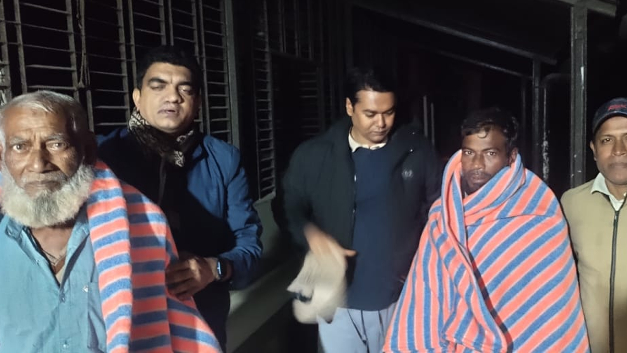 শীতার্তদের পাশে ইউএনও।