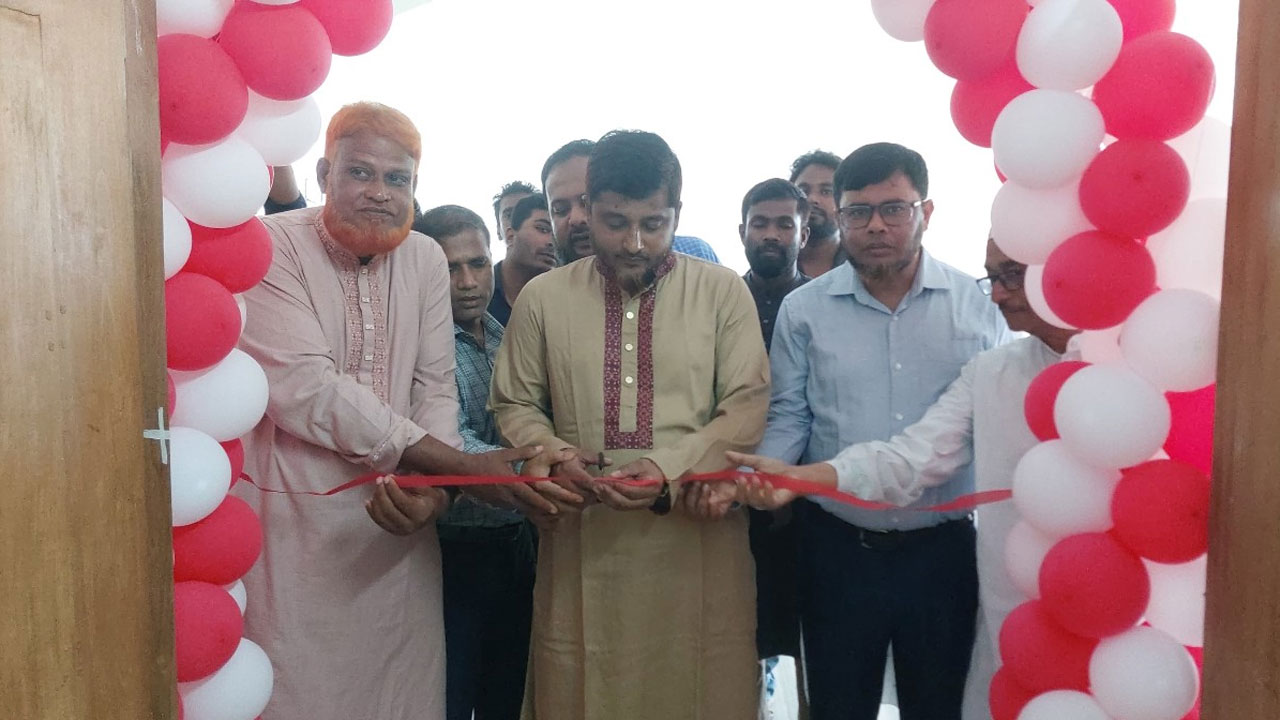 ফিতা কেটে আইসিইউ কার্যক্রমের সূচনা করা হচ্ছে