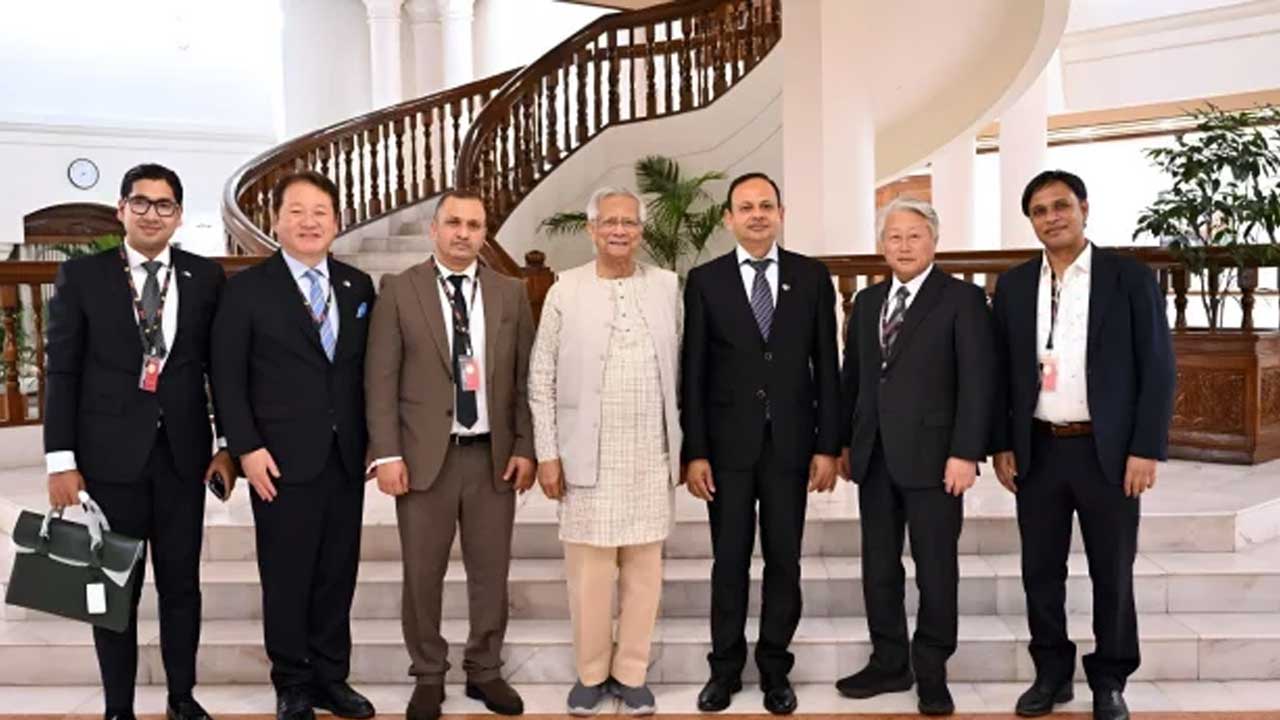 প্রধান উপদেষ্টার সাথে সাইফার কোরের কর্মকর্তারা