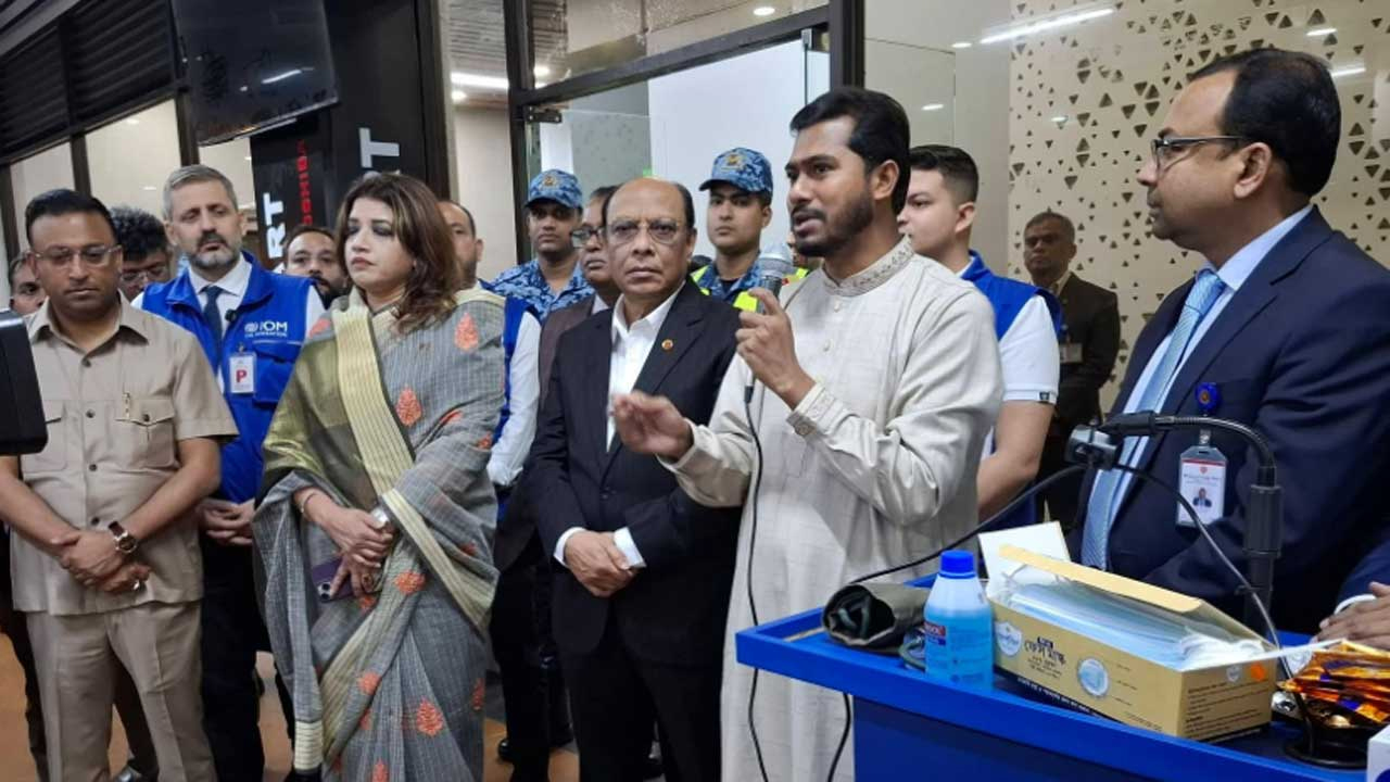 বিমানবন্দরে ইরান ফেরত প্রবাসীদের রাষ্ট্রীয়ভাবে স্বাগত জানানো হয়