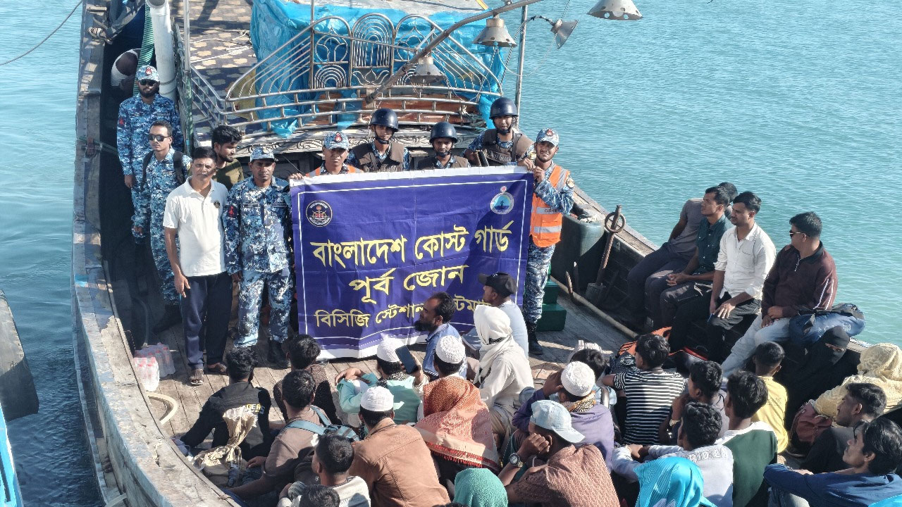 টেকনাফে ইঞ্জিন বিকল হওয়া বোটসহ ৪৫ যাত্রীকে উদ্ধার করেছে কোস্ট গার্ড