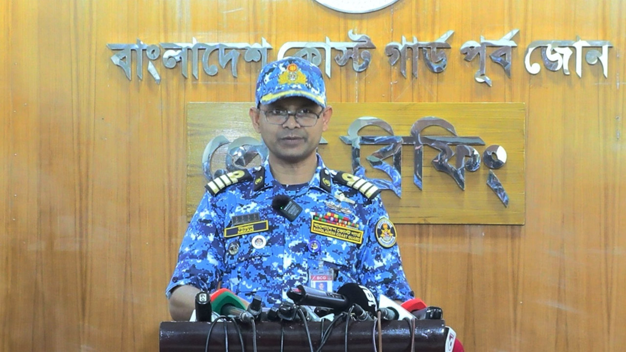 প্রেস ব্রিফিং করছেন ক্যাপ্টেন মোহাম্মদ মিজানুর রহমান