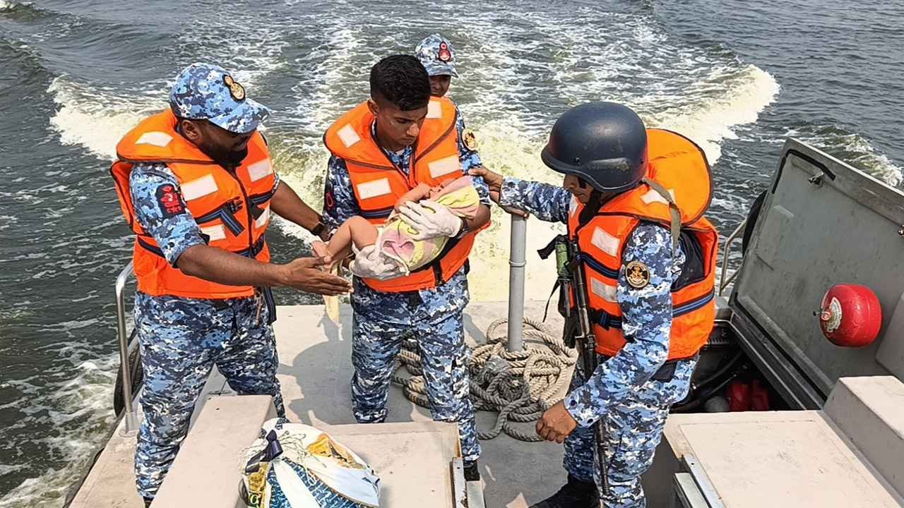 মুন্সীগঞ্জে যাত্রীবাহী লঞ্চে মুমূর্ষু শিশুকে জরুরি চিকিৎসা সেবা দিলো কোস্ট গার্ড