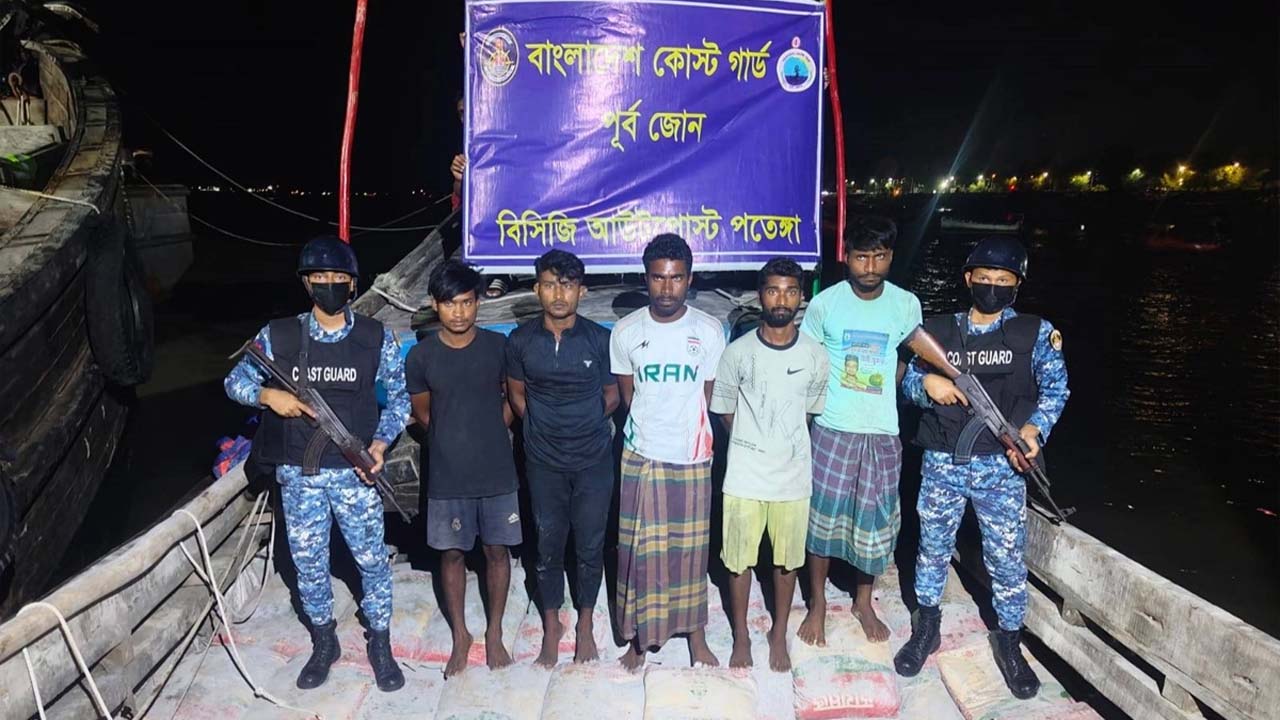 বিপুল পরিমাণ সিমেন্টসহ আটক হওয়া পাঁচ ব্যক্তি