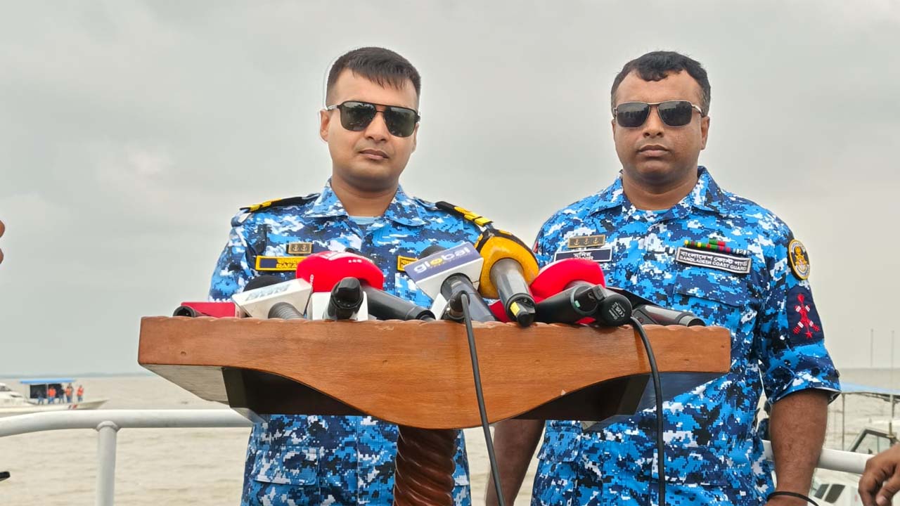 সংবাদ সম্মেলনে কোস্ট গার্ড ঢাকা জোনের স্টাফ অফিসার (অপারেশনস) লেফটেন্যান্ট মো: রাফায়েল মনোয়ার উৎসব