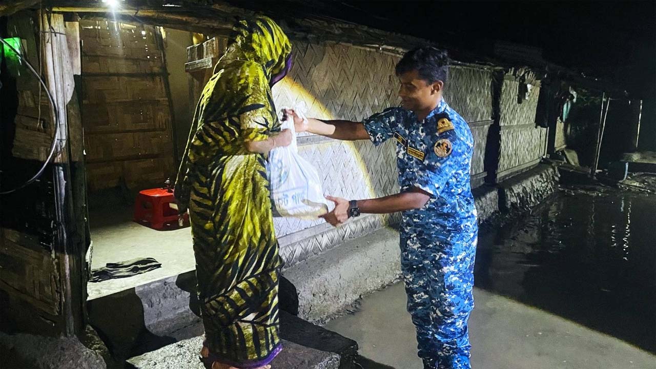 বন্যায় ক্ষতিগ্রস্তদের ত্রাণ ও ওষুধ দিচ্ছে কোস্ট গার্ড
