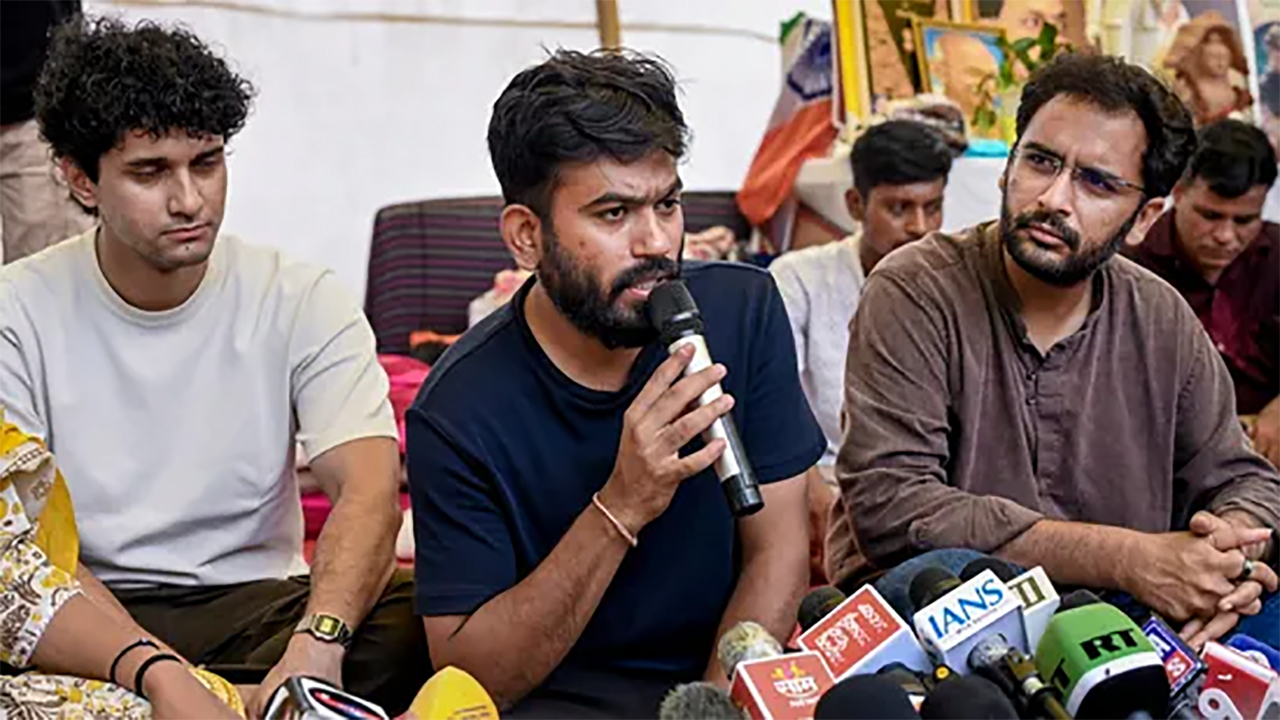 কাকরোচ জনতা পার্টি (সিজেপি)-র প্রতিষ্ঠাতা অভিজিৎ দীপকে যন্তর মন্তরে ‘নিট’ (NEET) প্রশ্নপত্র ফাঁস আন্দোলনের মাঝে এক সংবাদ সম্মেলনে বক্তব্য রাখছেন, পাশে রয়েছেন দলের দুই মুখপাত্র সৌরভ দাস ও আশুতোষ রঙ্কা।