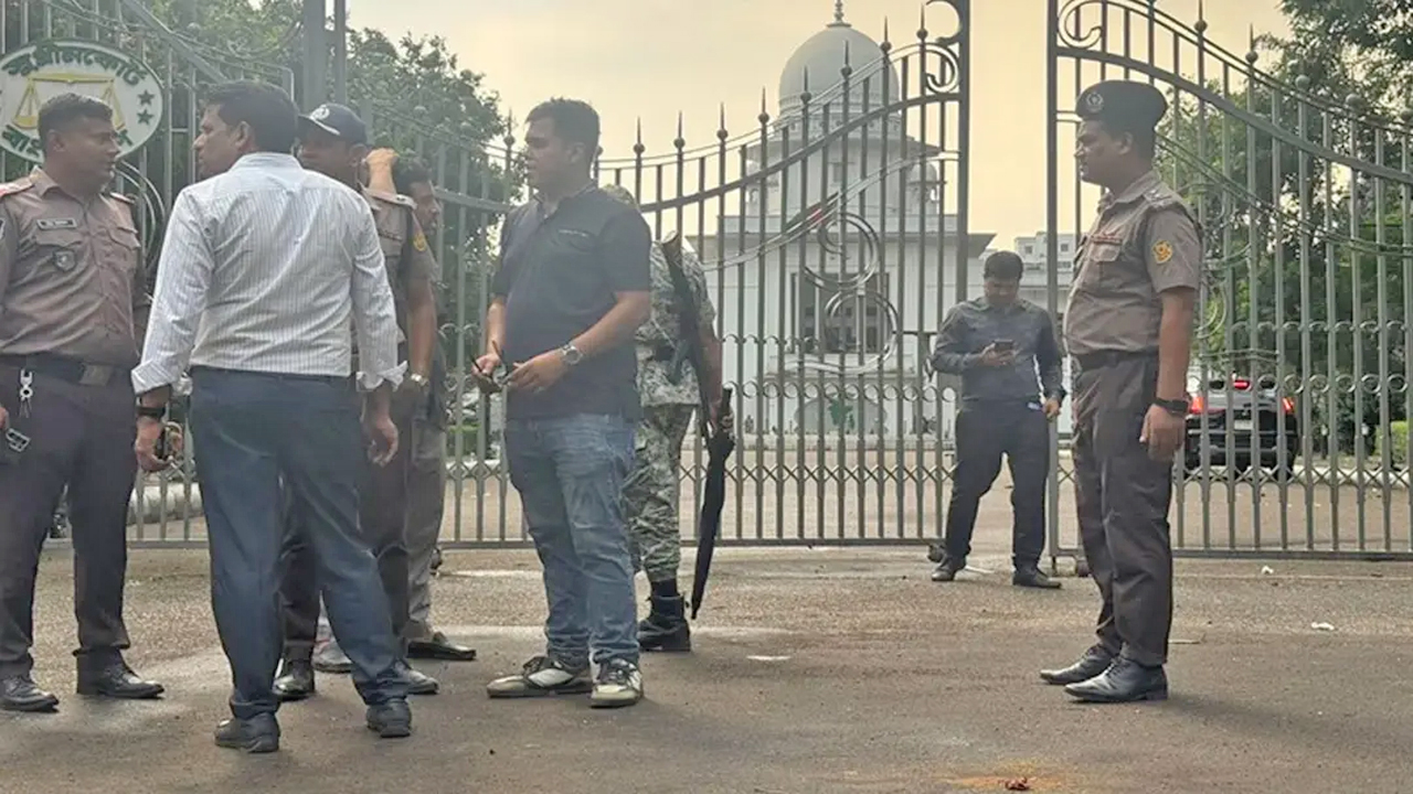 সুপ্রিম কোর্টের সামনে ককটেল বিস্ফোরণের পর ঘটনাস্থল