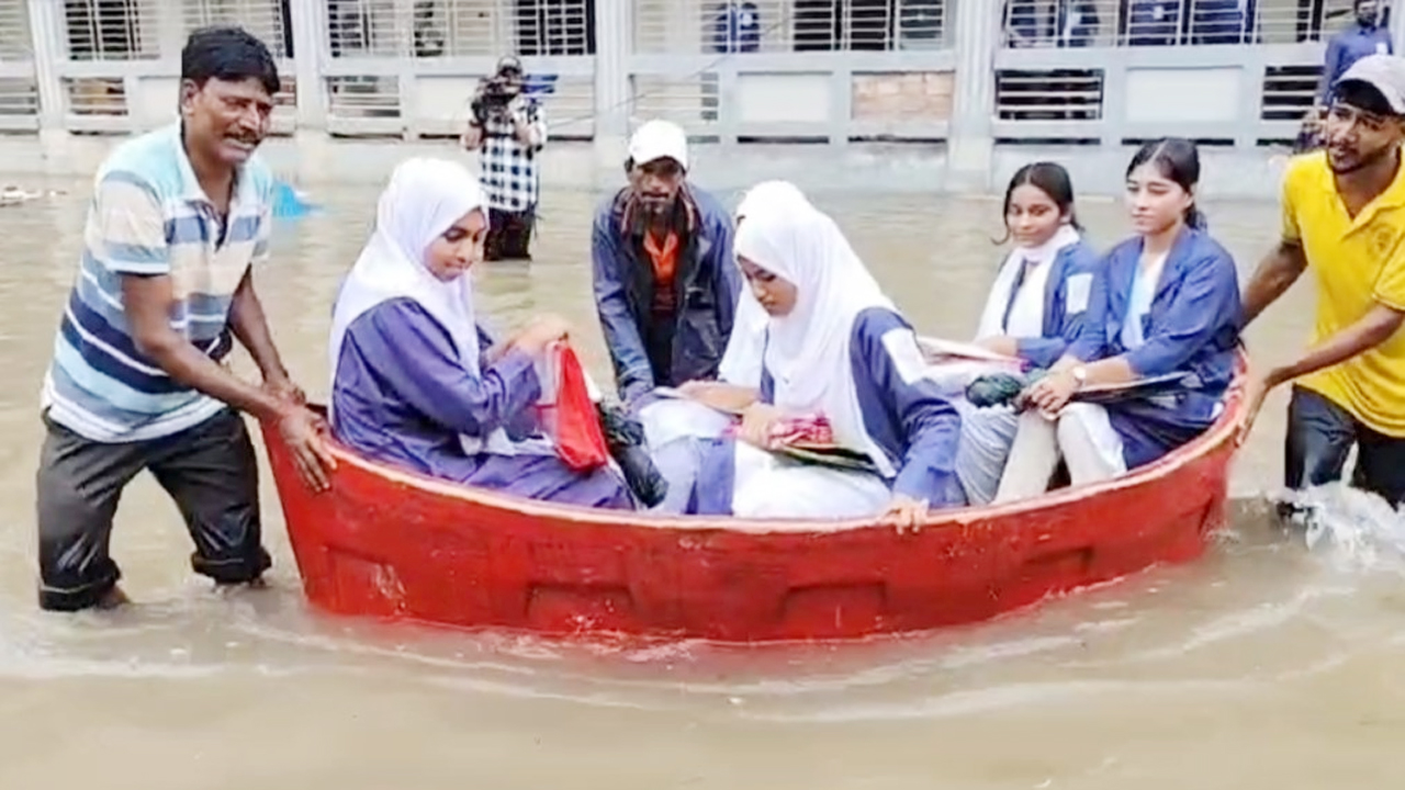 ডিঙি নৌকায় করে পরীক্ষার হলে যাচ্ছে এইচএসসি পরীক্ষার্থীরা