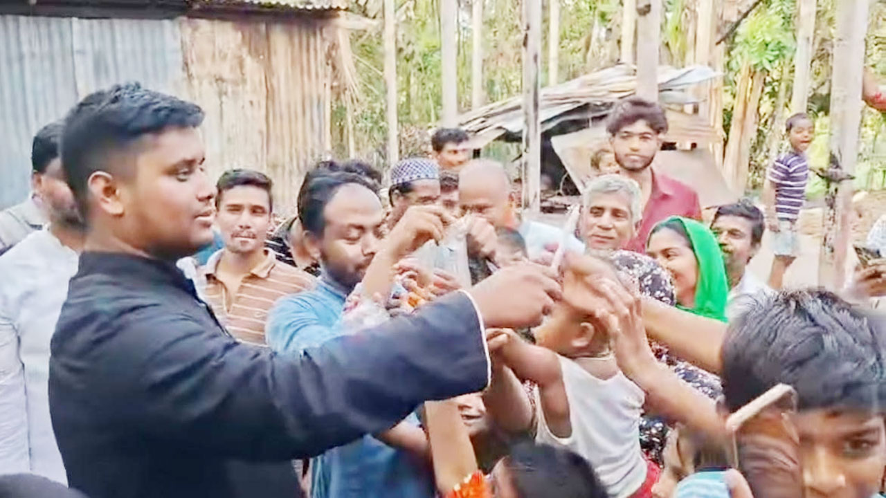 লোডশেডিংয়ের প্রতিবাদে মোমবাতি বিতরণ