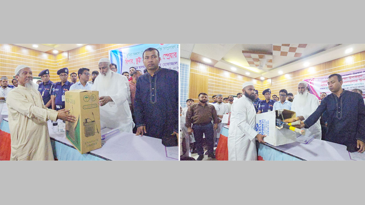বিনামূল্যে কৃষি উপকরণ ও খেলাধুলা সামগ্রী বিতরণ করছেন ধর্মমন্ত্রী