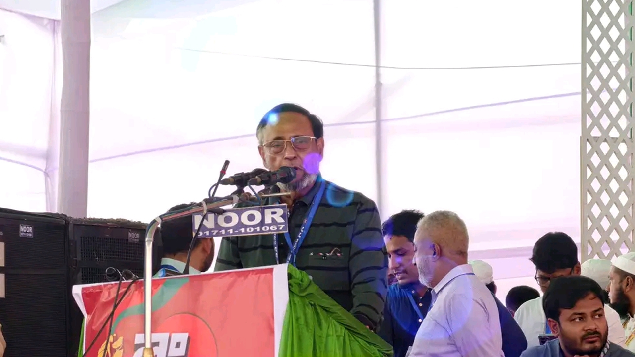 ১১ দলীয় ঐক্যের আয়োজনে অনুষ্ঠিত পথসভায় বক্তব্য দিচ্ছেন ড. অলি আহমদ বীর বিক্রম